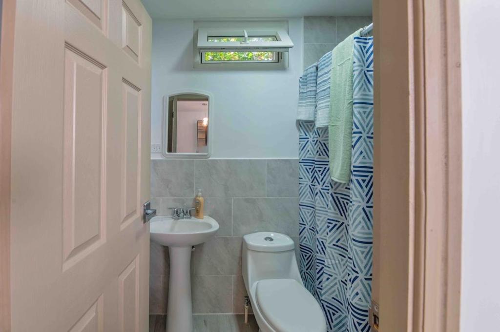 Cozy Beach Villa At The Shores 5 Minutes From The Beach ウェスト・エンド エクステリア 写真